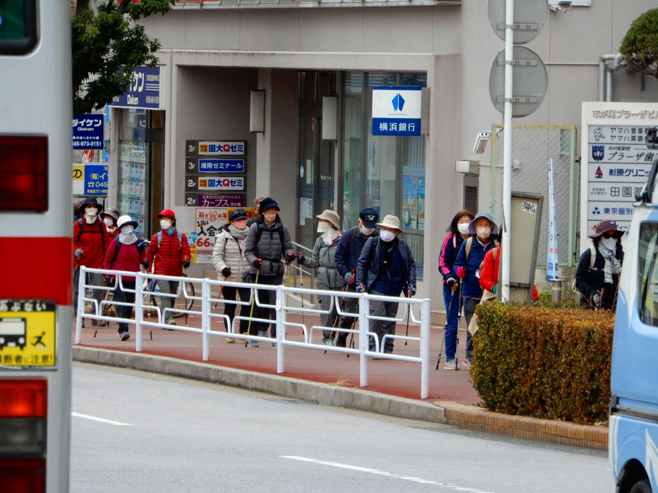 横浜銀行前を歩く