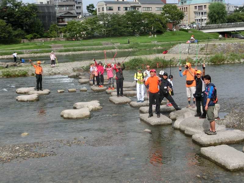 鴨川で各々感激のポーズでしょうか?