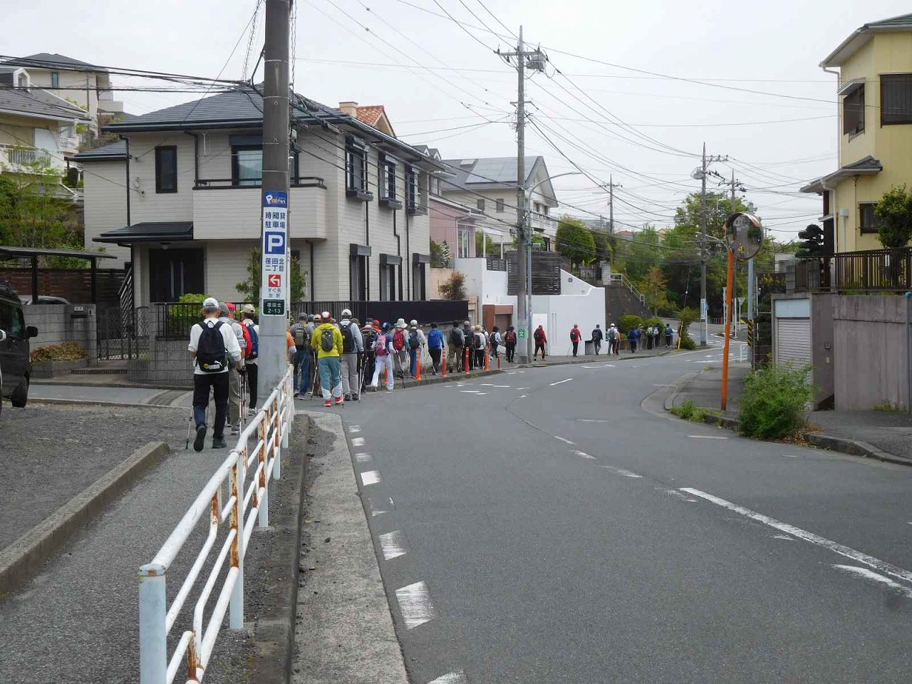 先頭は長谷第一公園手前を歩いてます