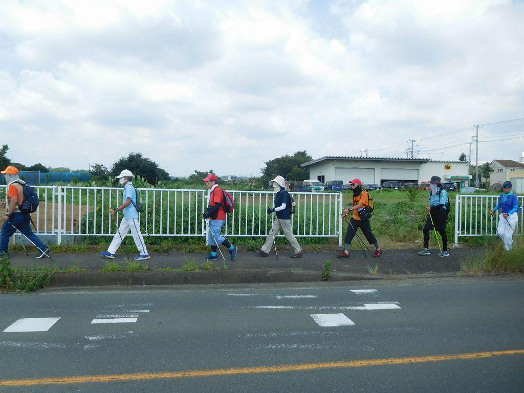 下鉄町を1列でウォーキング