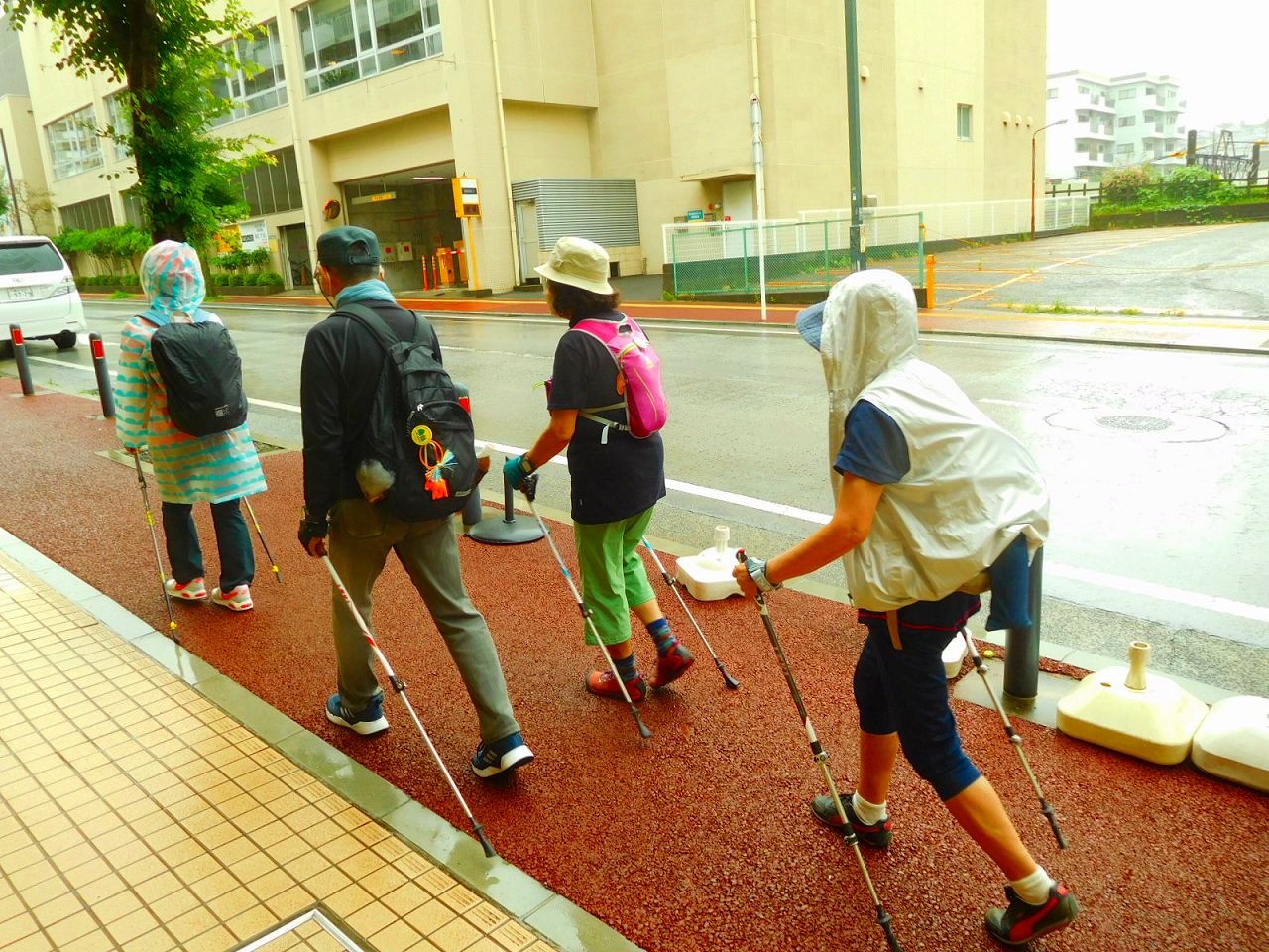 雨具を着てのノルディックウォーキングとなりました