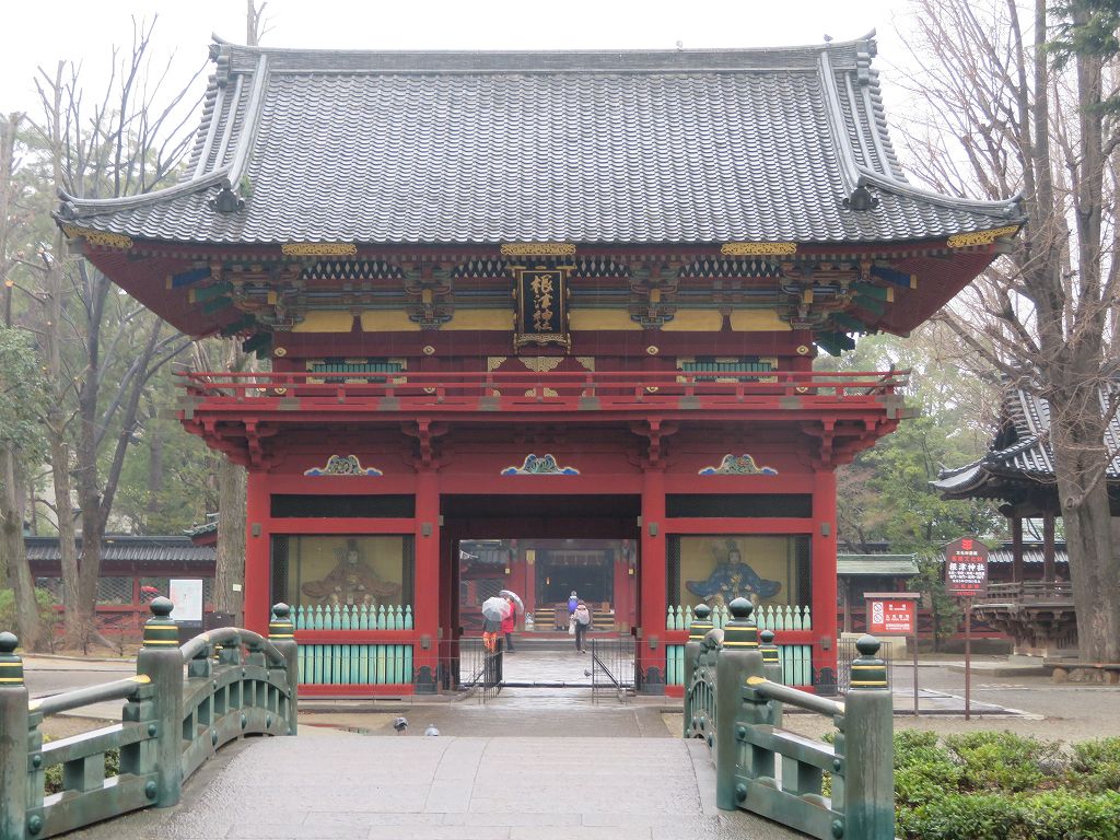 根津神社(神橋・山門・本殿が一直線)