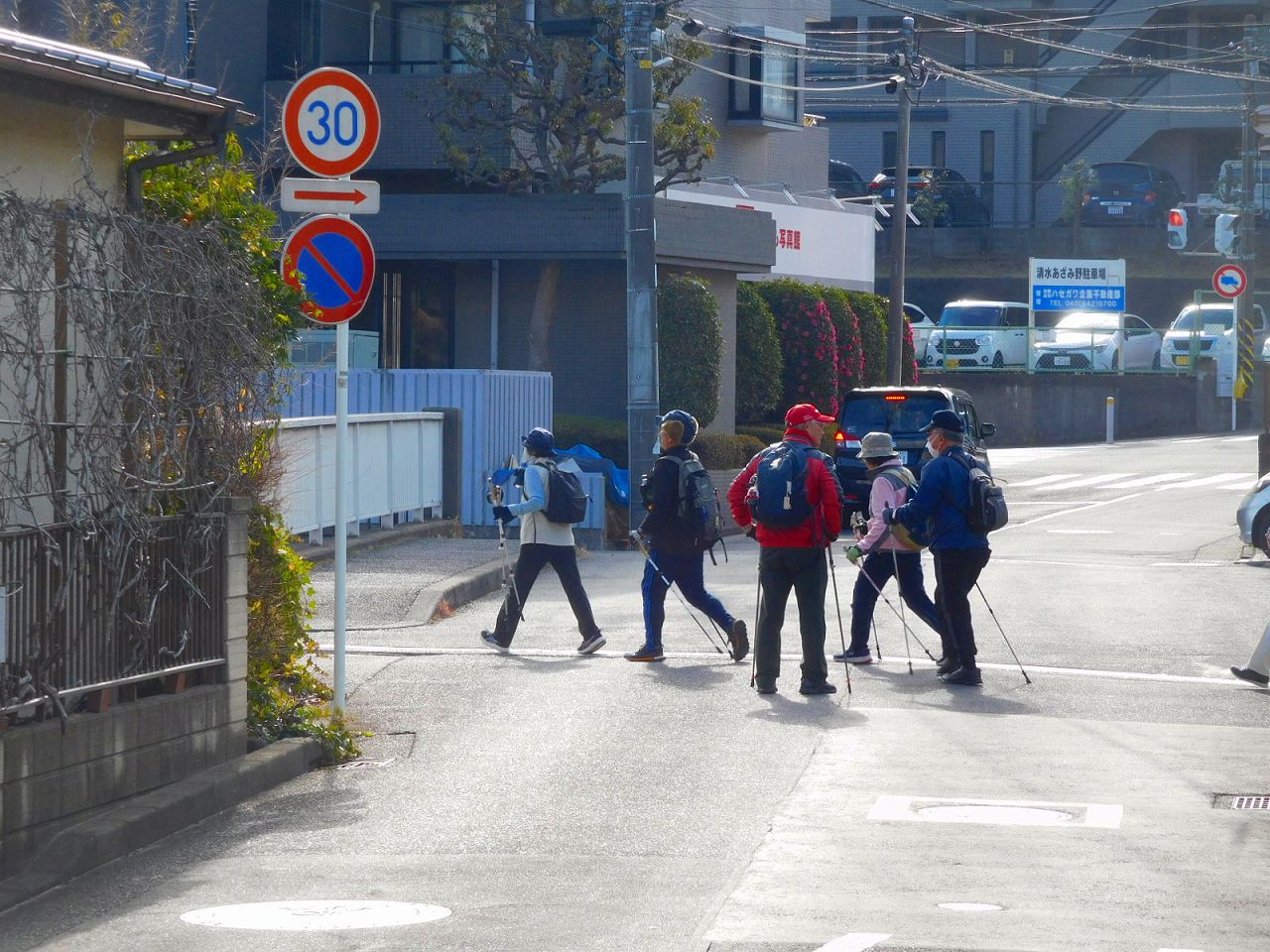 横断歩道を体を張って横断させる会長