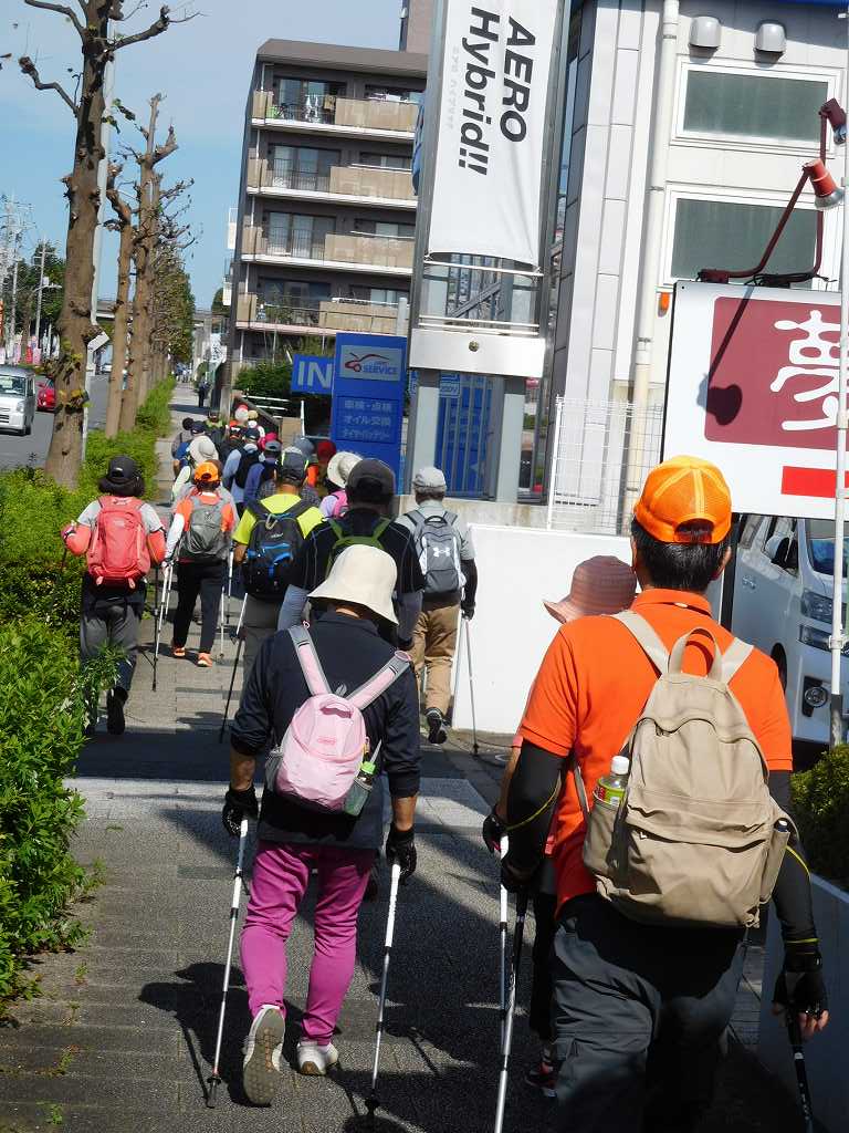 山内地区センター前の通りをウォーキング