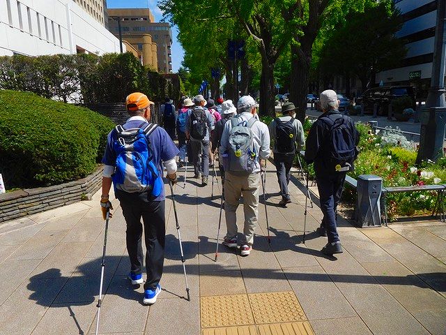 県庁へ向けて進む