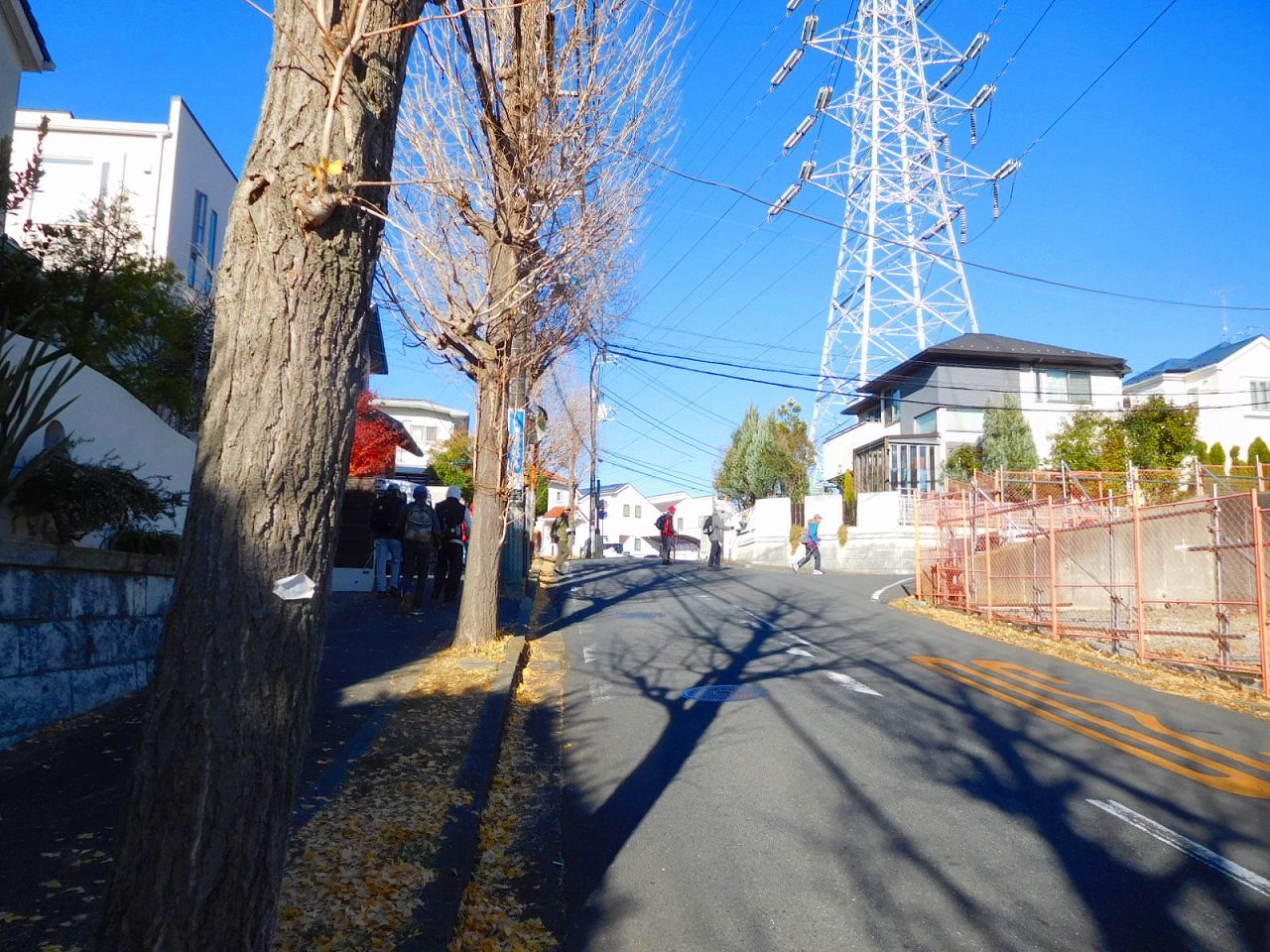 川崎・横浜の境界尾根への急坂を上がっています