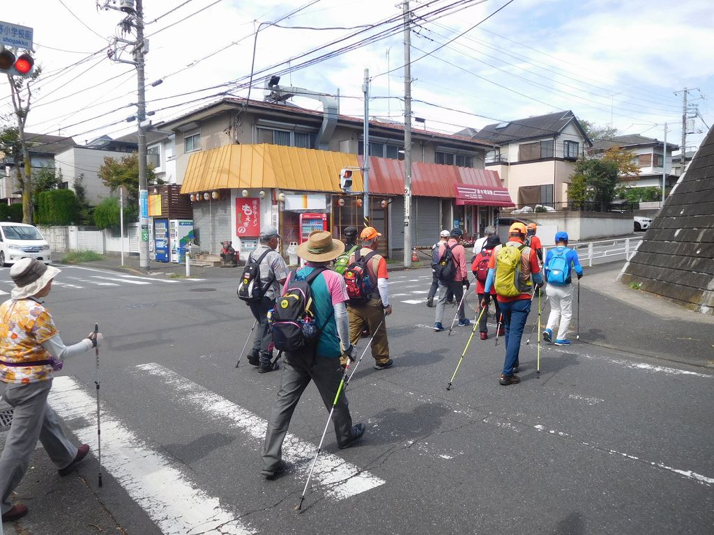 もえぎの小学校横の交差点を進む