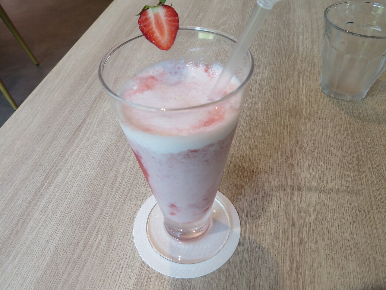 一人でストロベリーパークでジュースを飲んだ