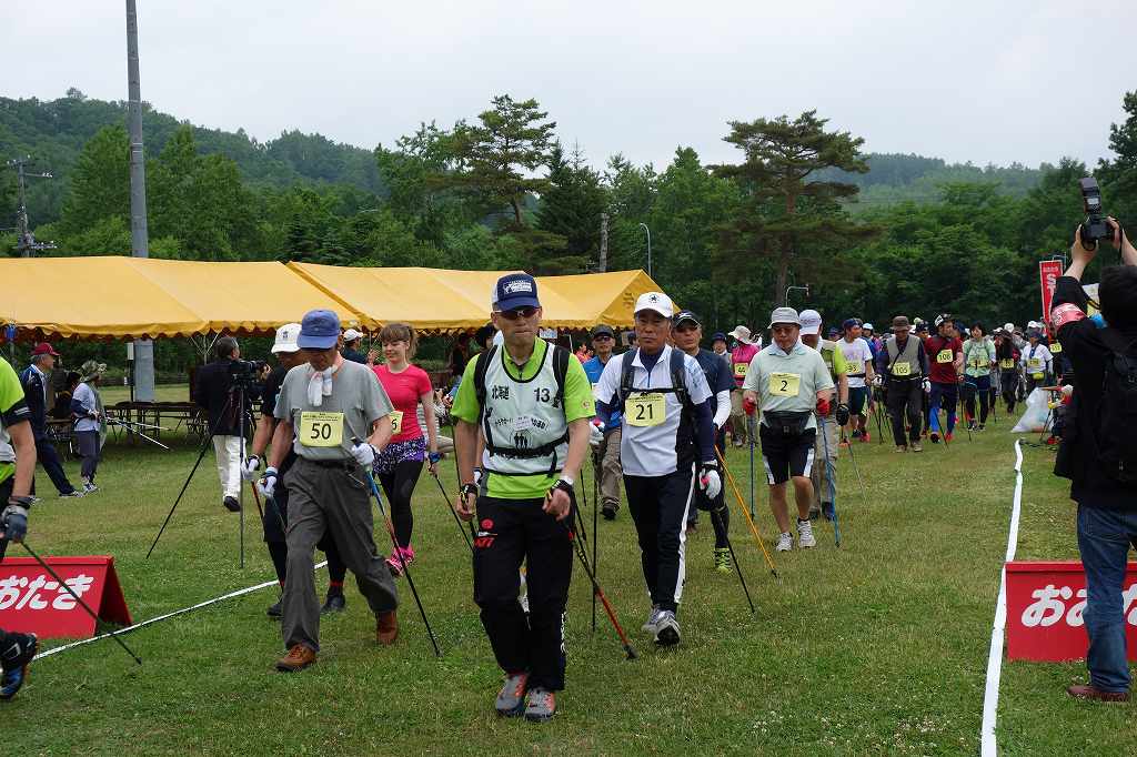 スタート地点へ移動　　外人さんの参加も多い