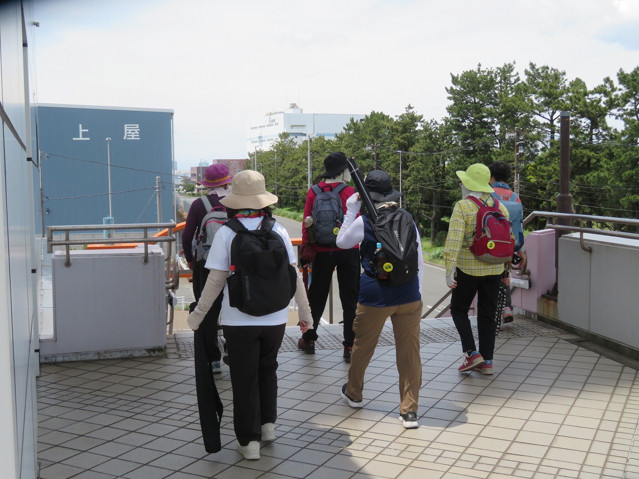 帰りのバス停に向かうグループ