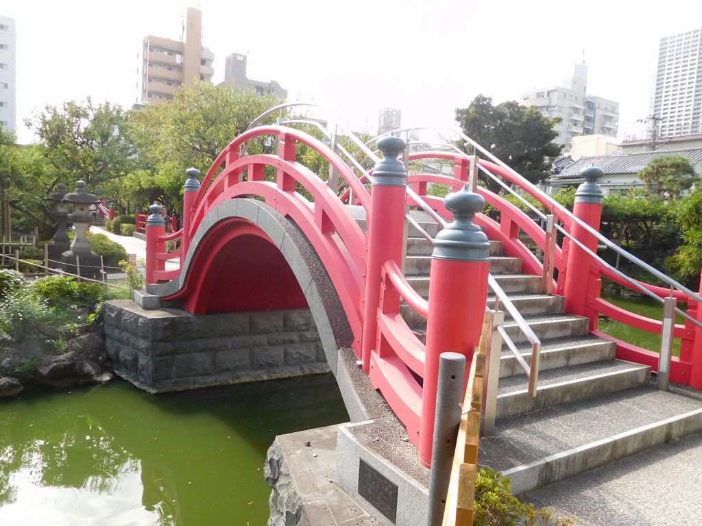 　　同上　男橋(過去)・女橋(未来)の太鼓橋が有名