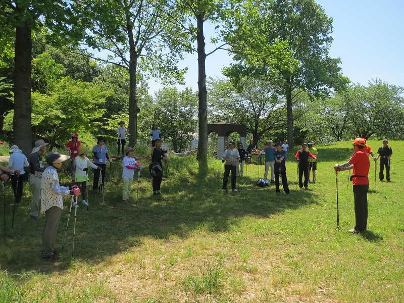 市が尾町公園でウォーミングアップ