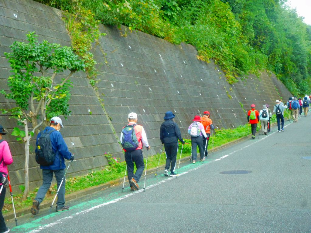 階段が終わると坂道です