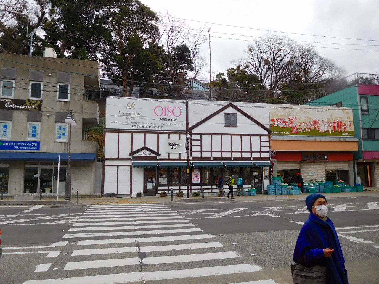 駅舎前の商店街