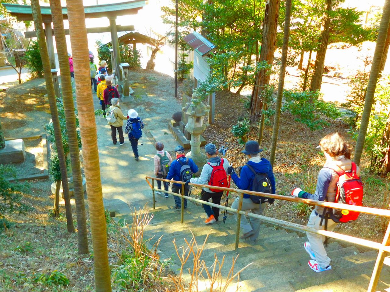 神社の階段を降りる