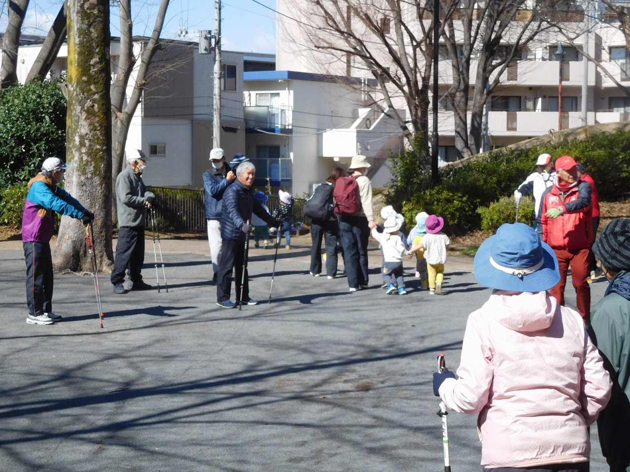 市ヶ尾第三公園の朝は隣の保育園園児が遊戯場に遊びに来る