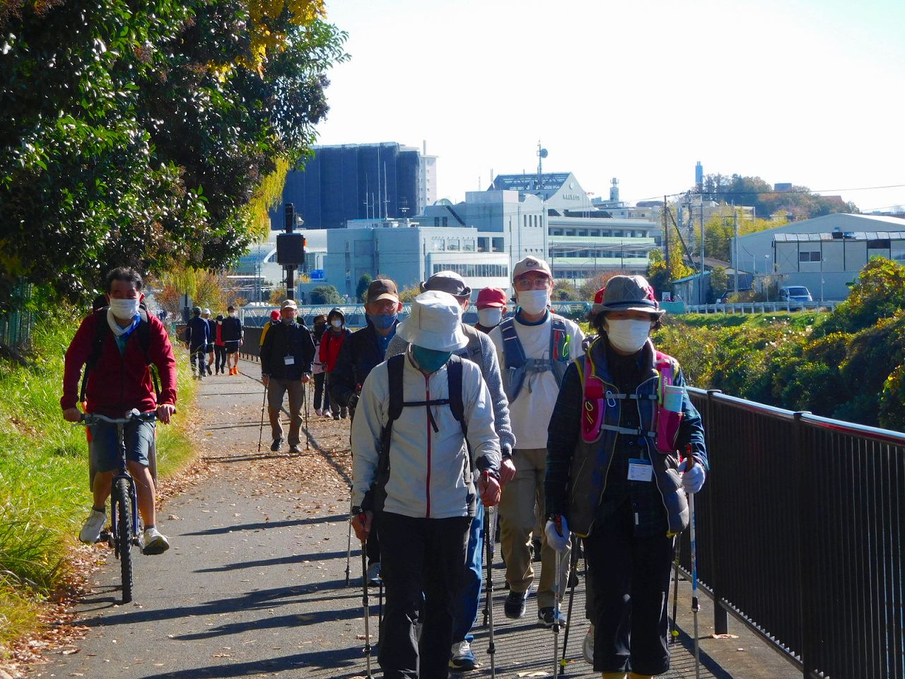 鶴見川沿い　自転車も走っています一列で歩きましょう!!