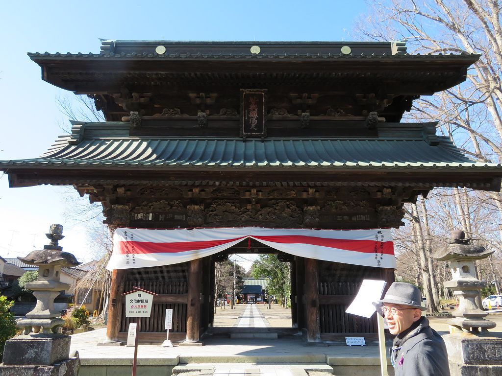 「歓喜院」　　破風が3つ重なりあっている貴惣門