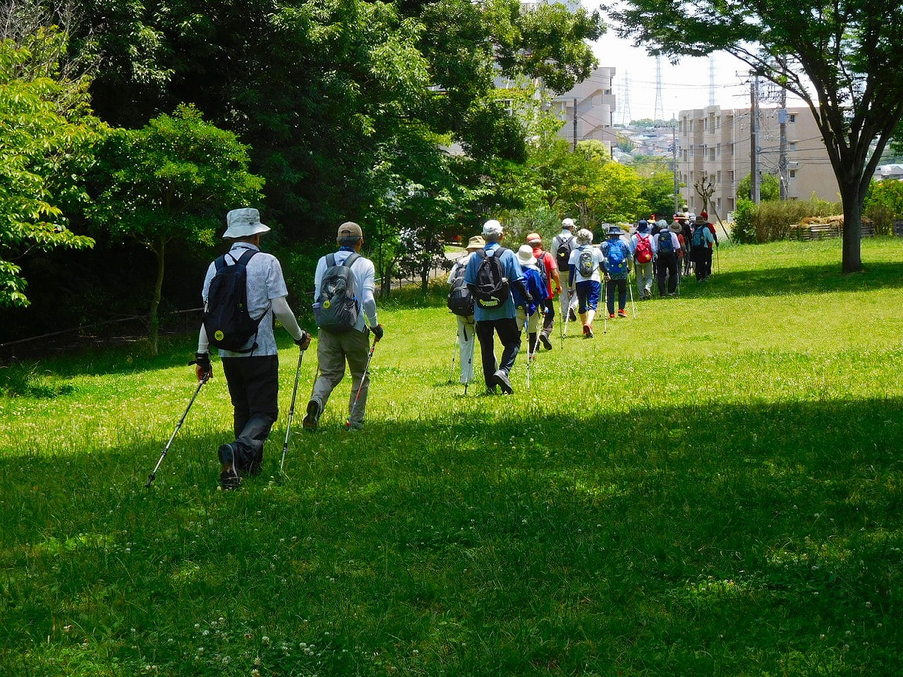 北八朔公園正門に向かいます