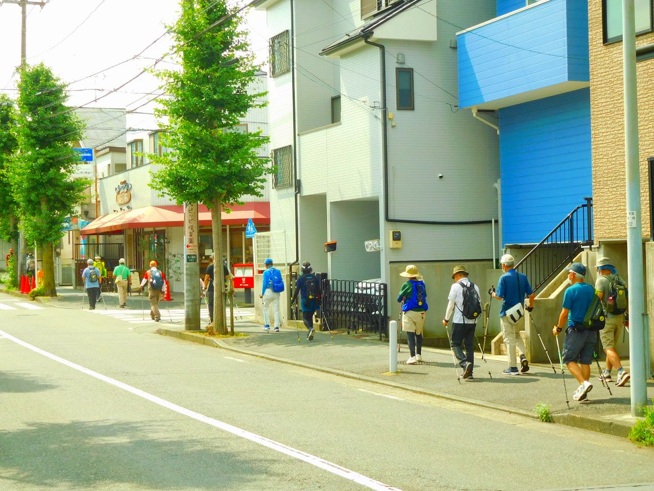 歩道が狭いので一列で歩きます