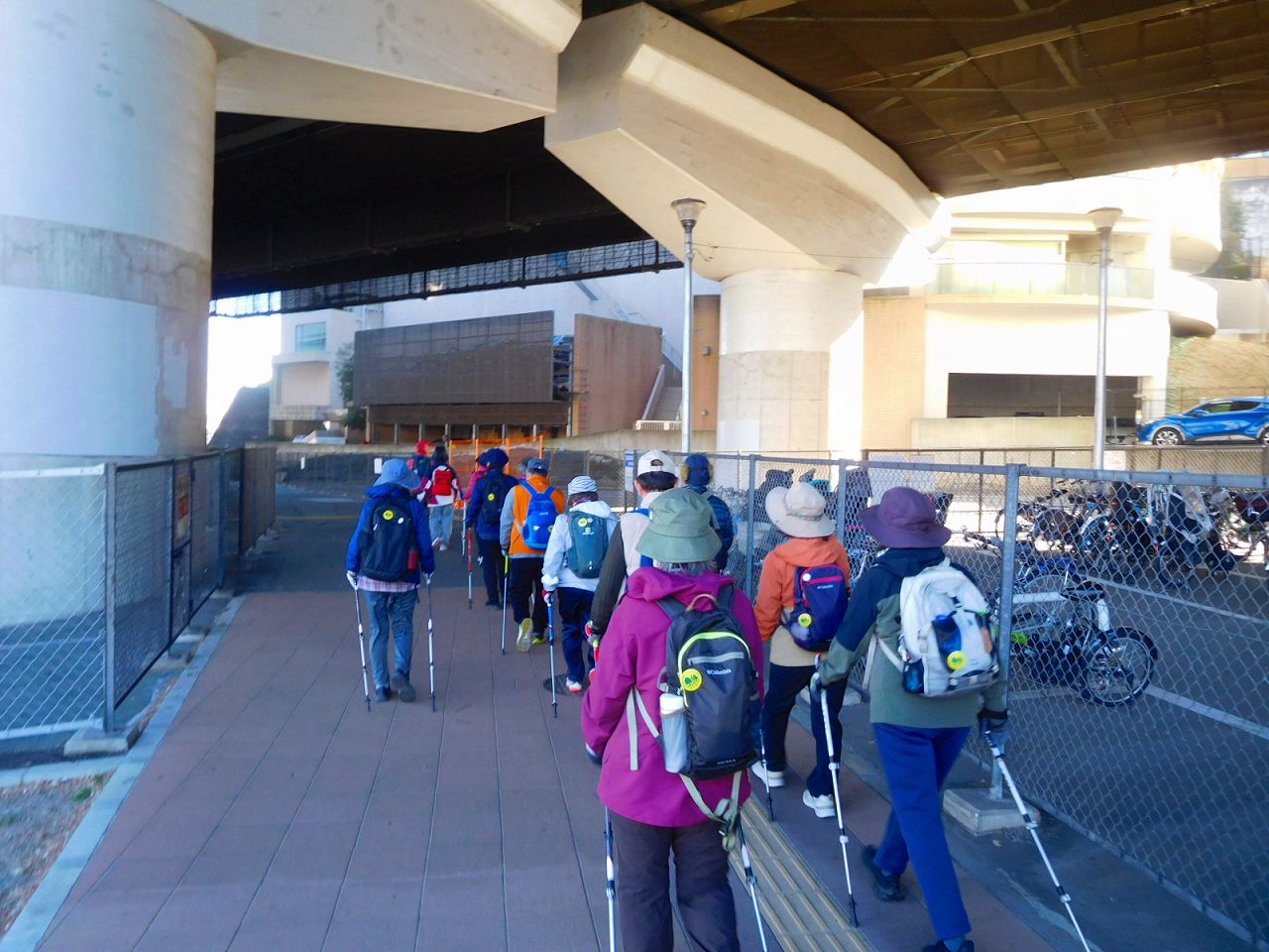 江田駅前の東名高速高架下です