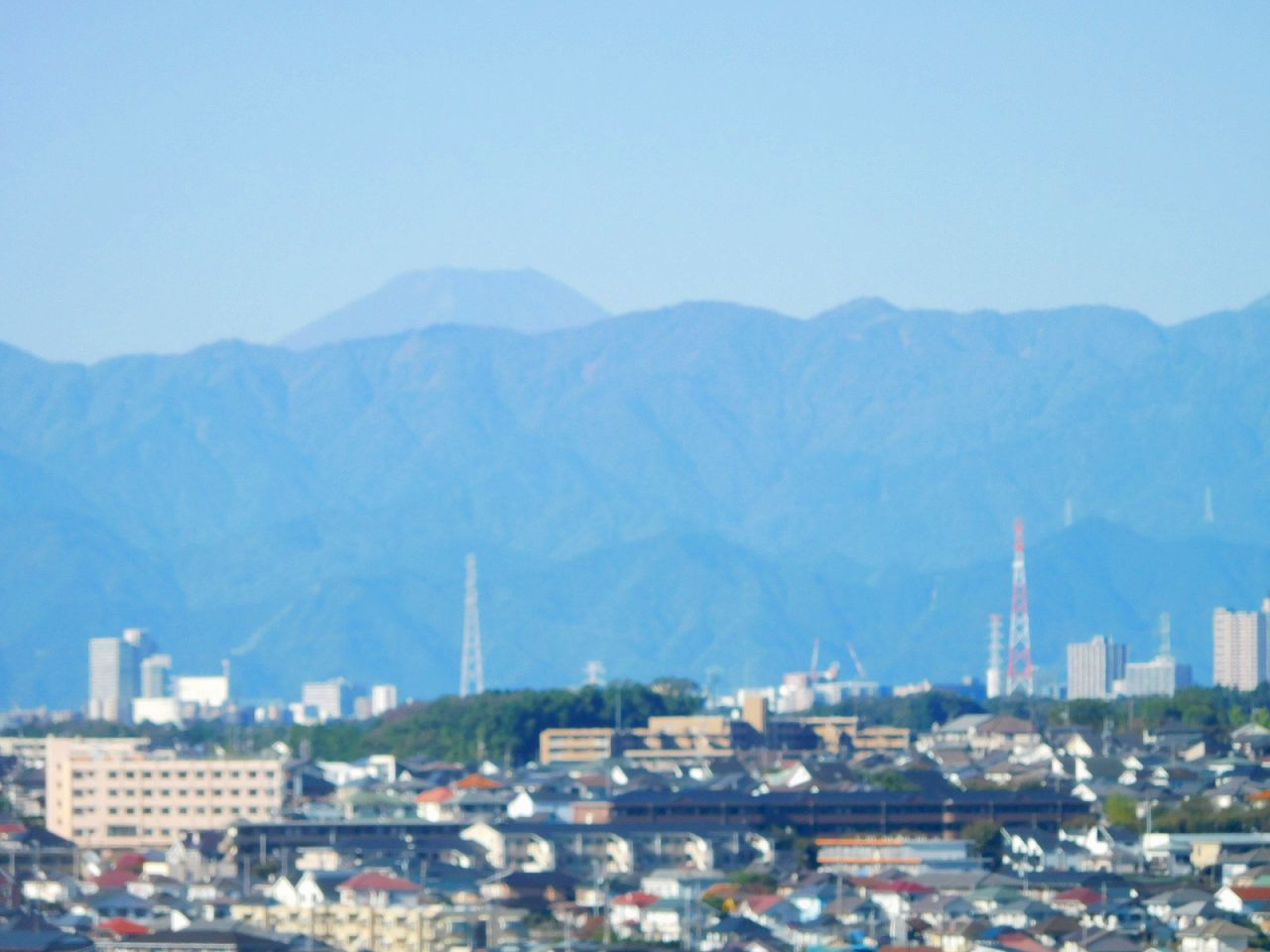 遠くに富士山　冠雪していません残念!!