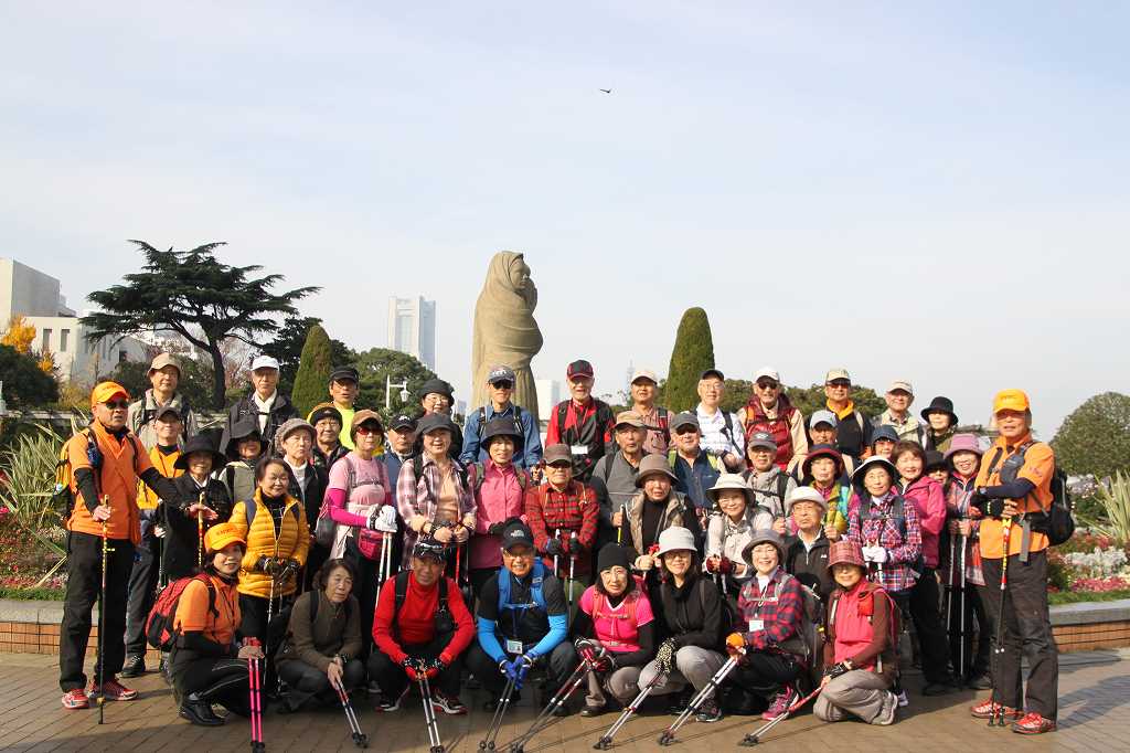 秋バラが咲き乱れている山下公園で2班に分かれて集合写真