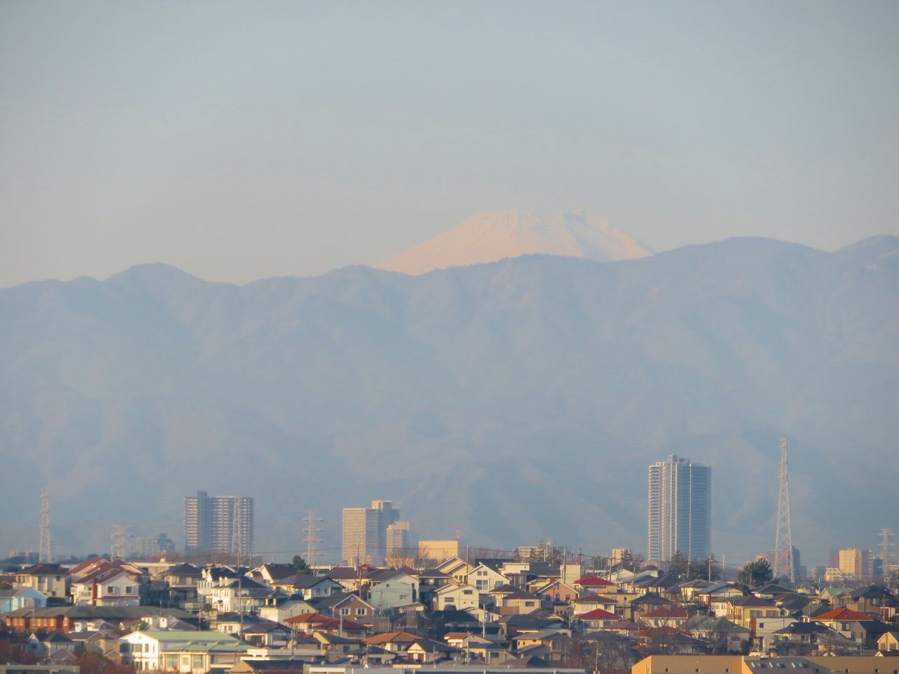 今日の霊峰富士はボンヤリ