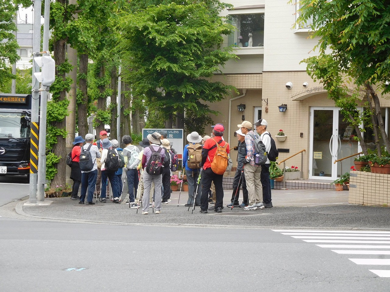 信号待ちの間　先頭グループは何か説明を聞いてますよ