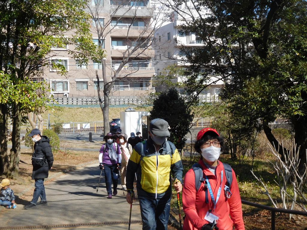 藤が丘公園をスタートした二班の皆さん