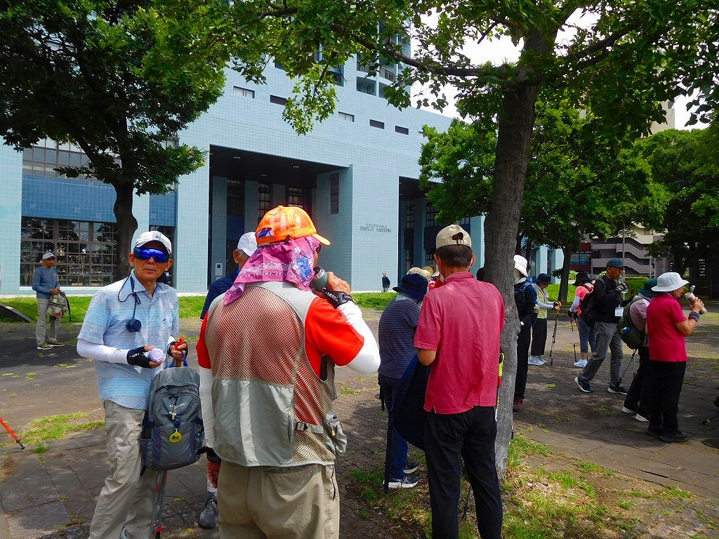 ヨコハマ　ディスプレイ　ミュージアムの前で休憩