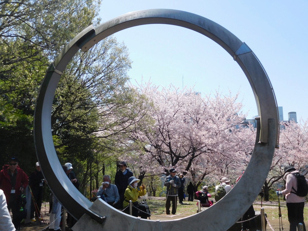 展望広場のシンボルモニュメントと桜