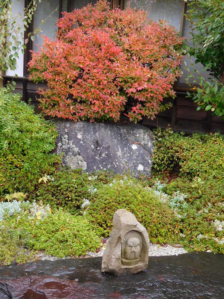 紅葉の下には小さなお地蔵さん