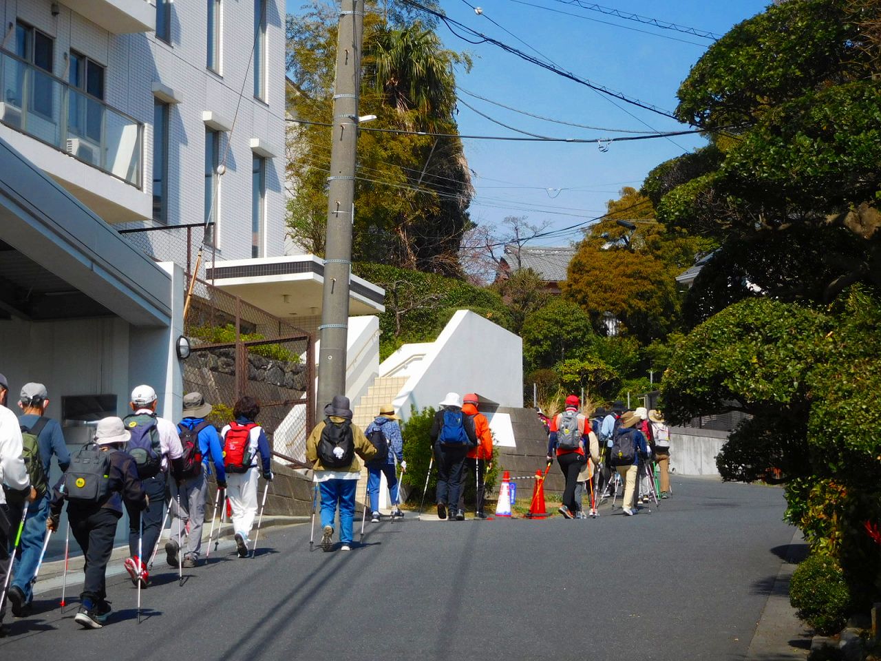 急坂を終え住宅前を歩く