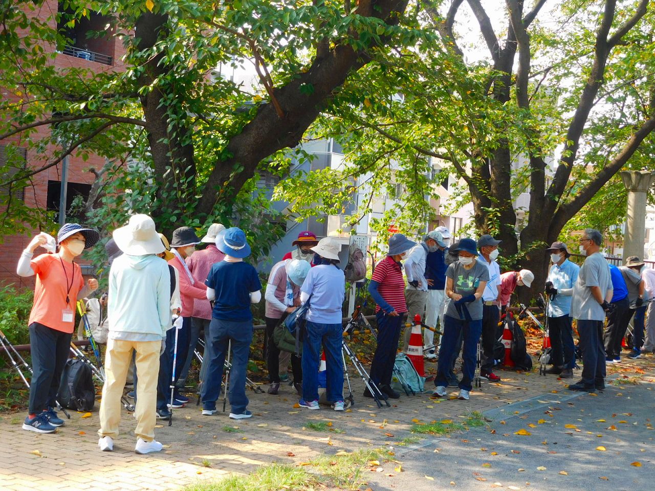 久し振りの例会の出会いで話しが弾む