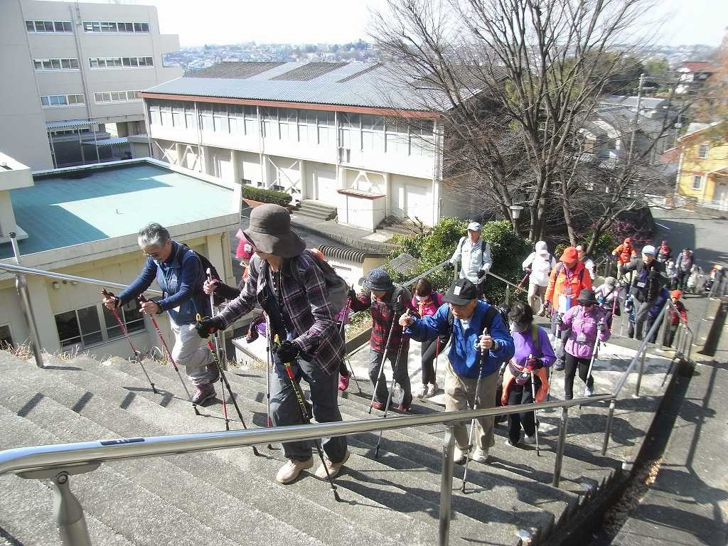 市が尾小学校横の階段　長いですね～