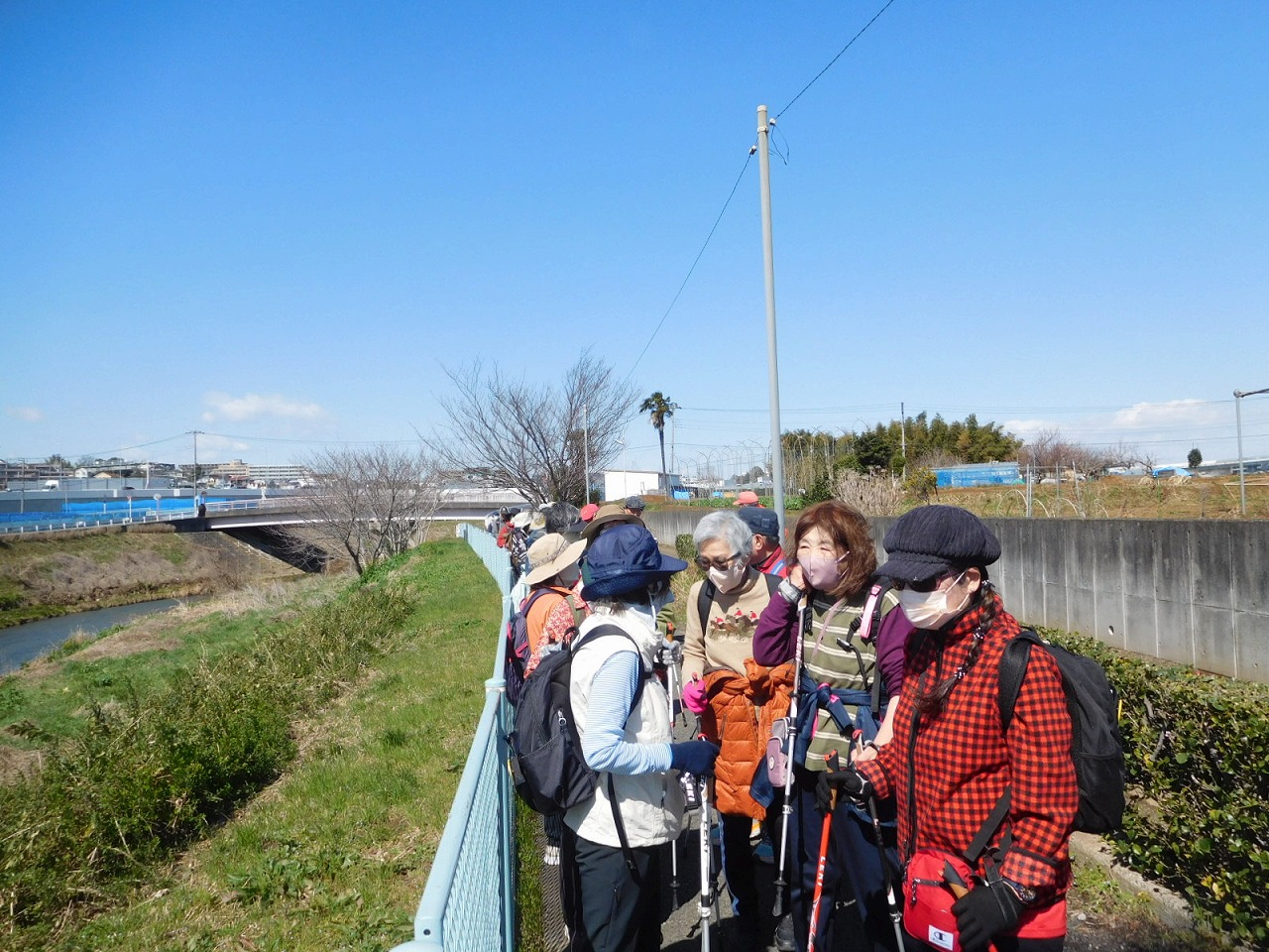 鶴見川での休憩