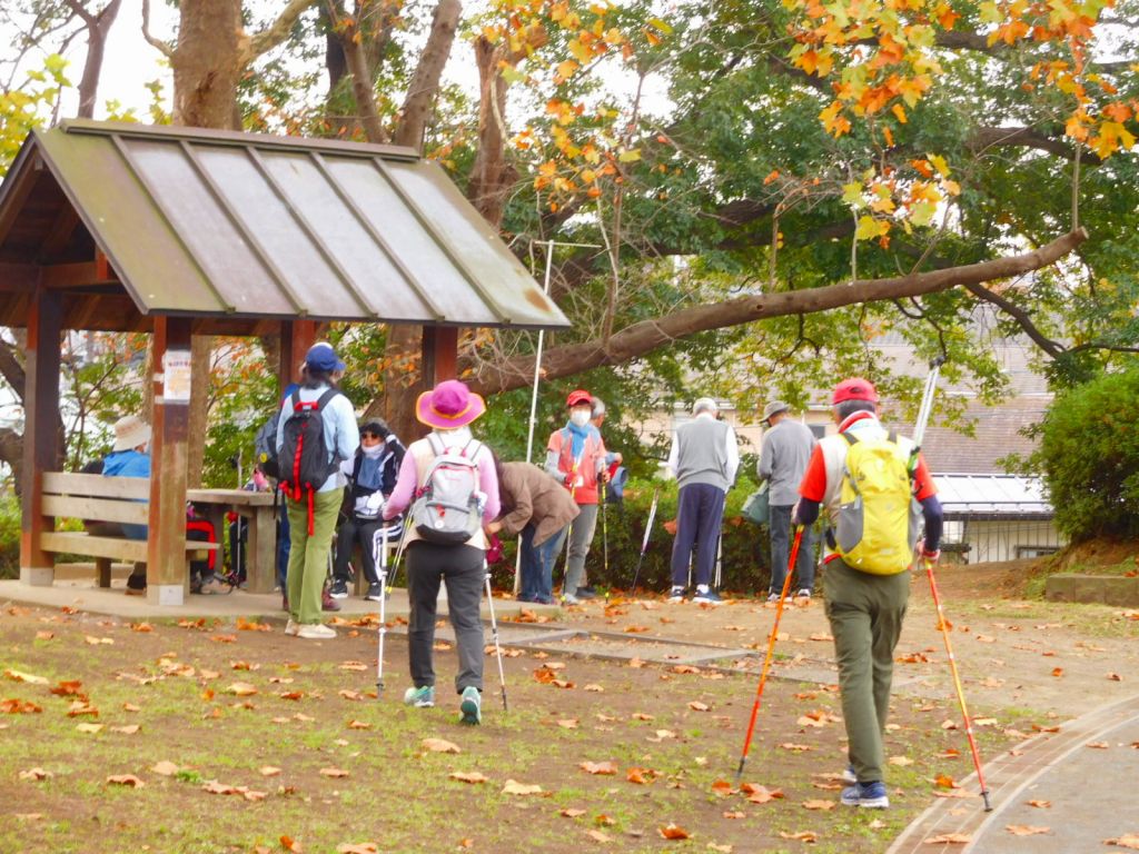 みたけ台公園　パークゴルフを楽しむ人達の横で休憩