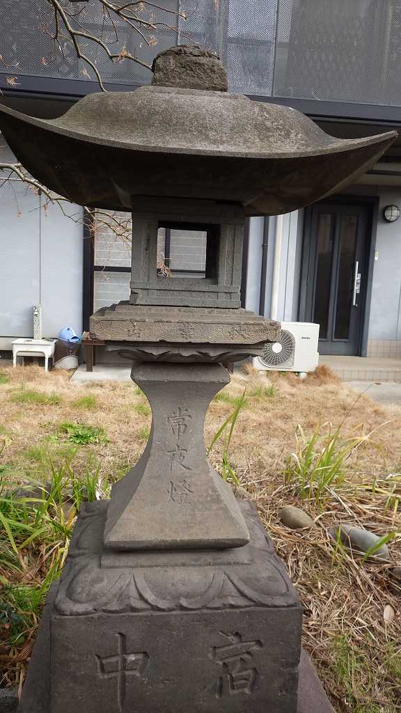 横浜市地域史跡「荏田宿常夜燈」も個人宅の庭の中