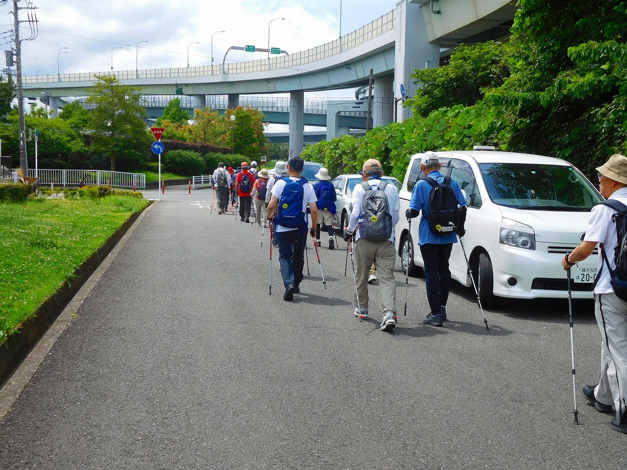 谷本公園への裏道を進みます
