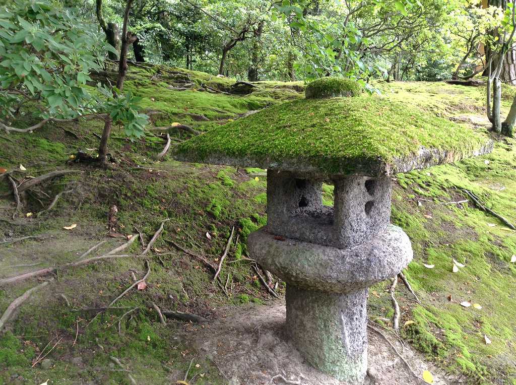 修学院の苔むした灯篭