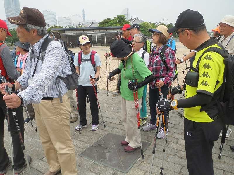 横浜三塔の説明盤に立ち、説明盤をパチリ