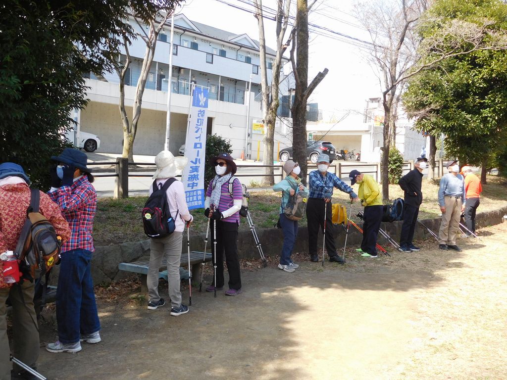 荏田富士塚公園で服装調整休憩