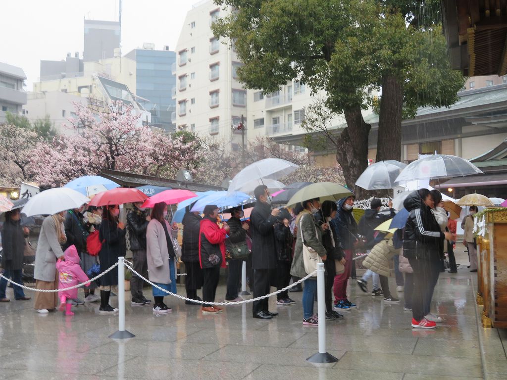 湯島神社　雨の中　神頼みの列