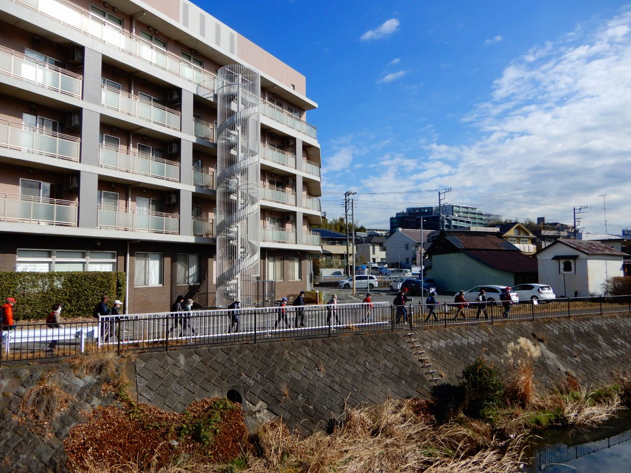 あざみ野駅を過ぎ早淵川沿いを歩く