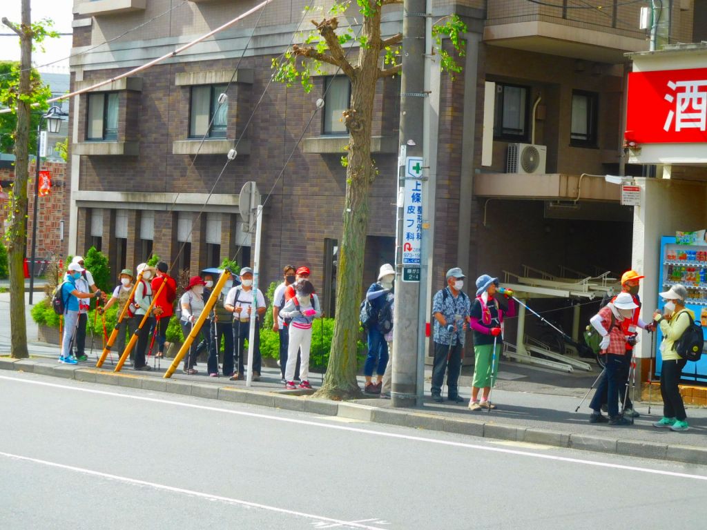 藤が丘駅過ぎて一班・二班は休憩中