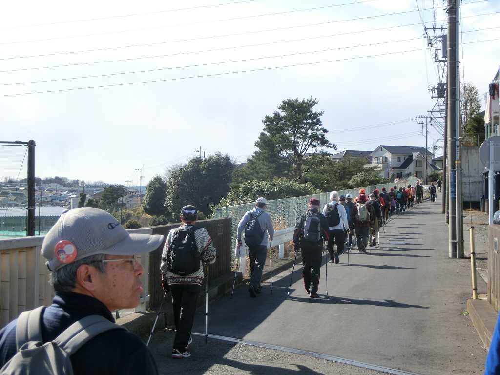 荏田高校グランド上をウォーキング