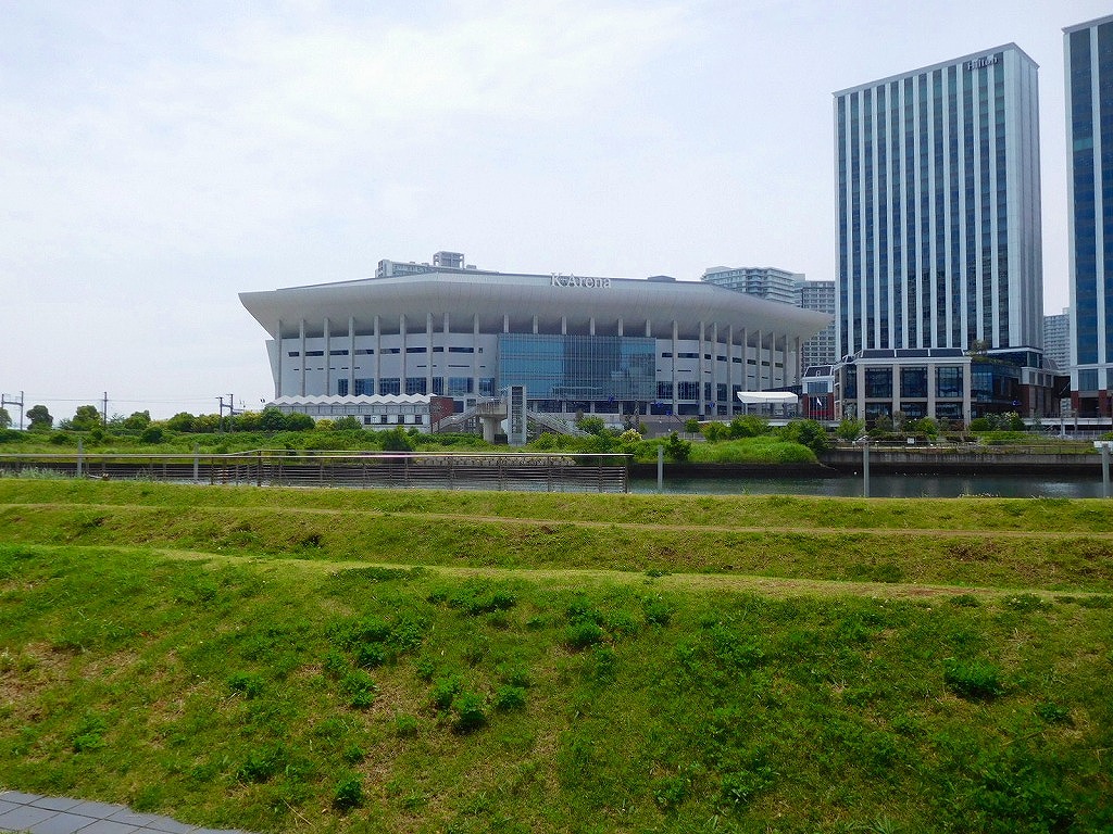 Kアリーナ横浜の建物(Kは運営者の親会社㈱ケン・コーポーレーションのK？)