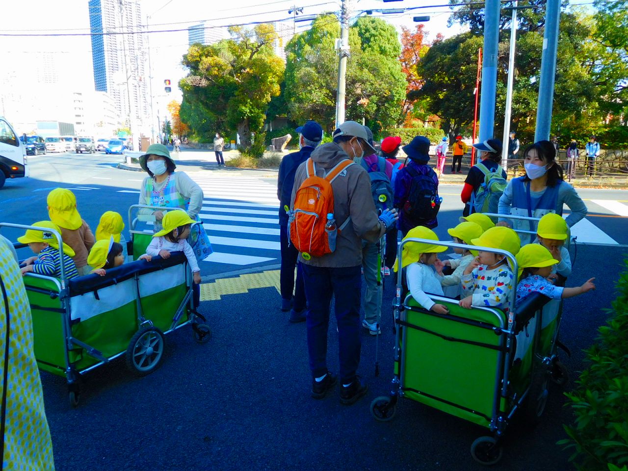 信号待ち　保育園児たちと「おはよう」の声掛け