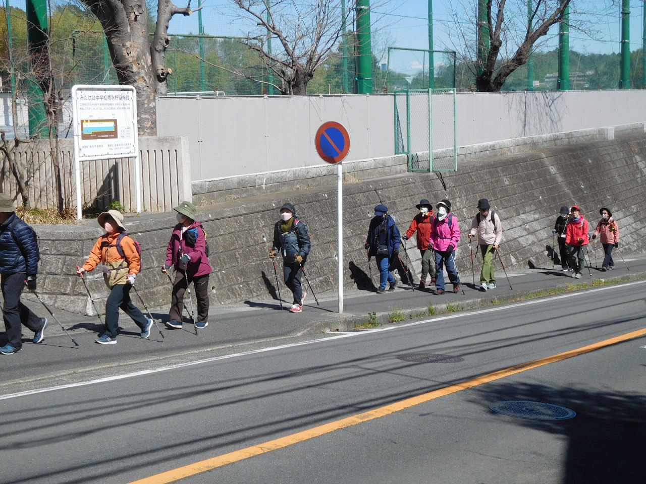 みたけ台公園手前の急坂を歩きます